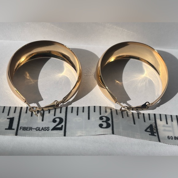 Elegant Gold Hoop Earrings Brand New - Picture 7 of 7